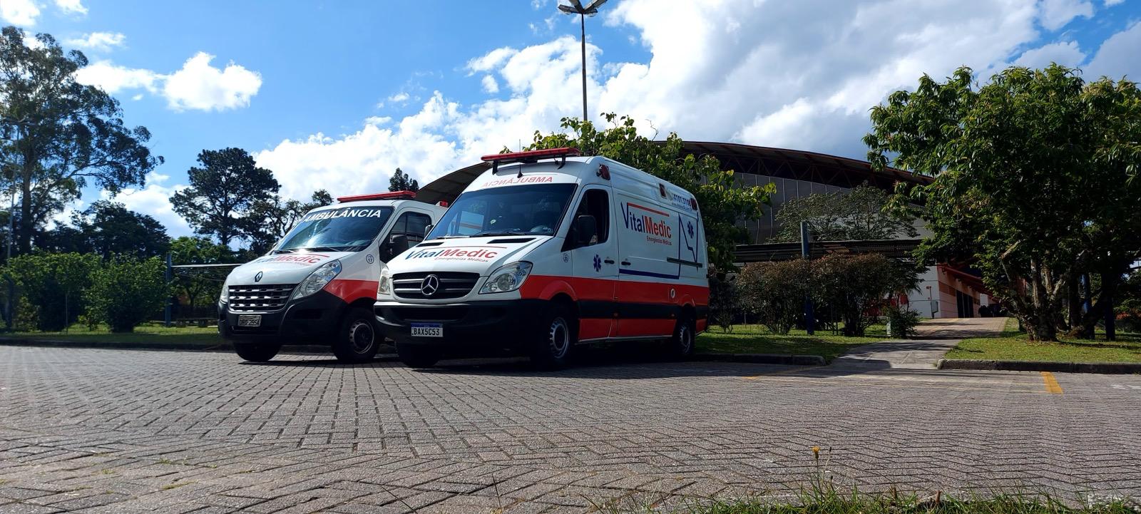 Duas ambulâncias da frota Vitalmedic estacionadas em prontidão para atendimento