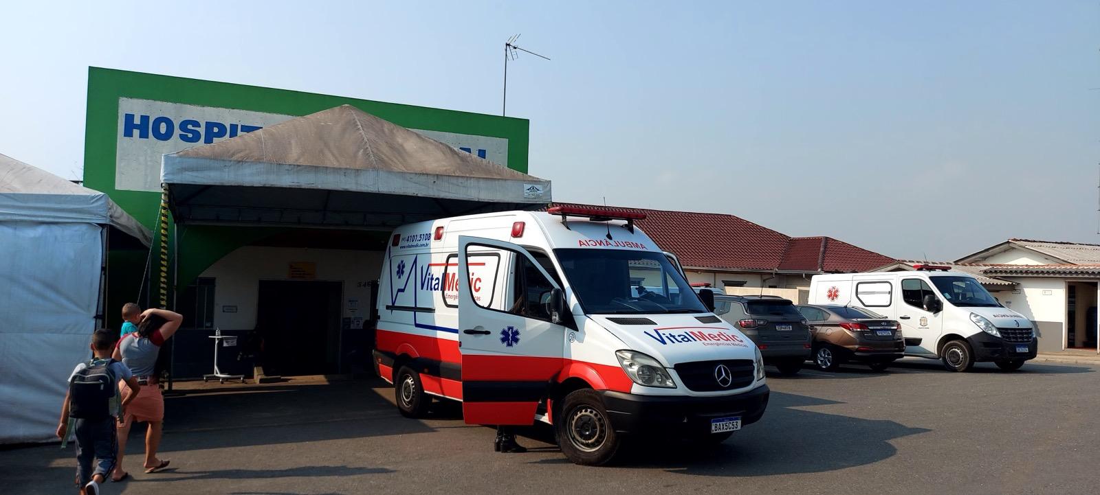 Ambulância da Vitalmedic em frente a uma instituição de saúde